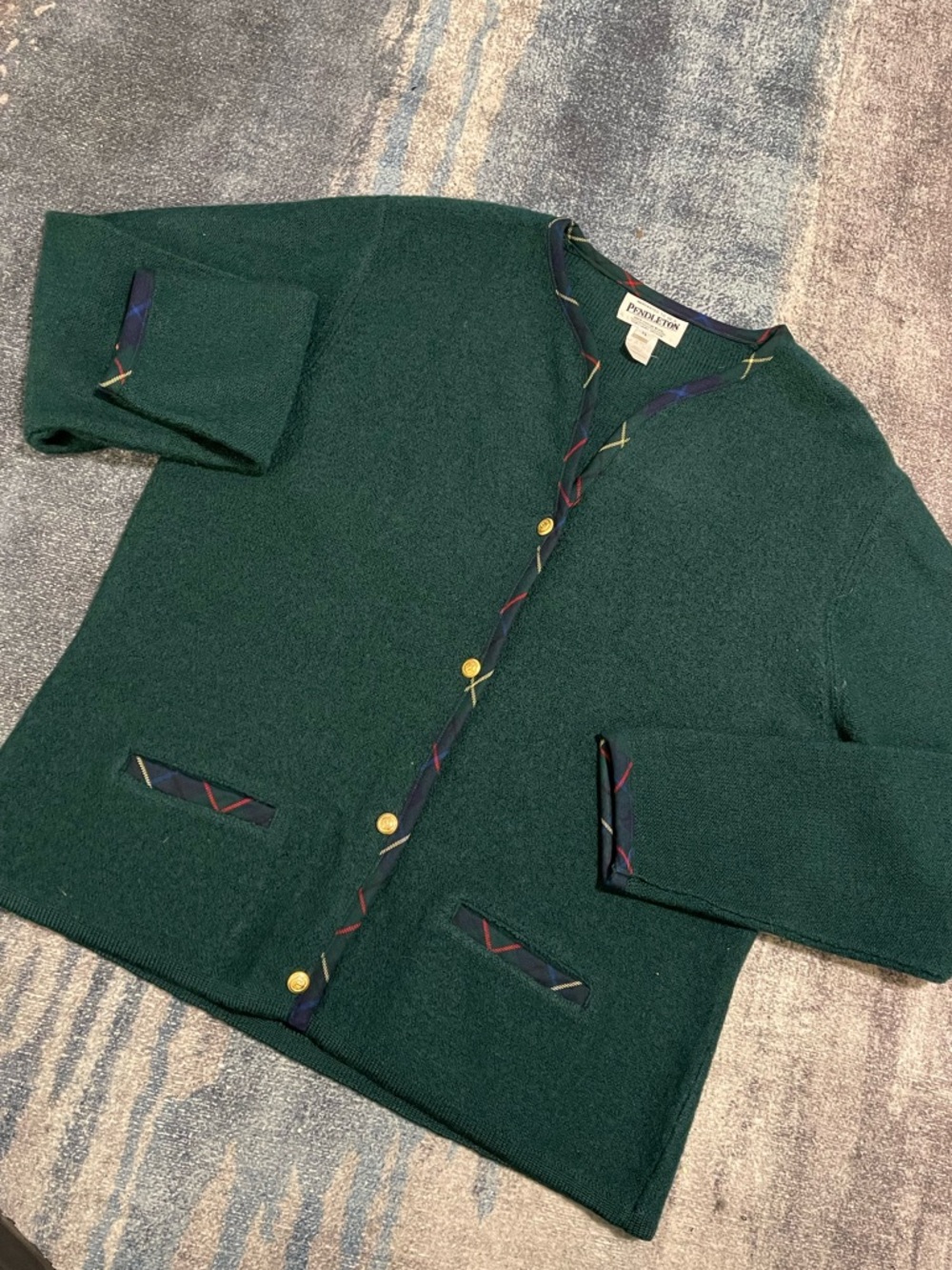 Pendleton button front 100% wool cardigan
Winter green size XL
